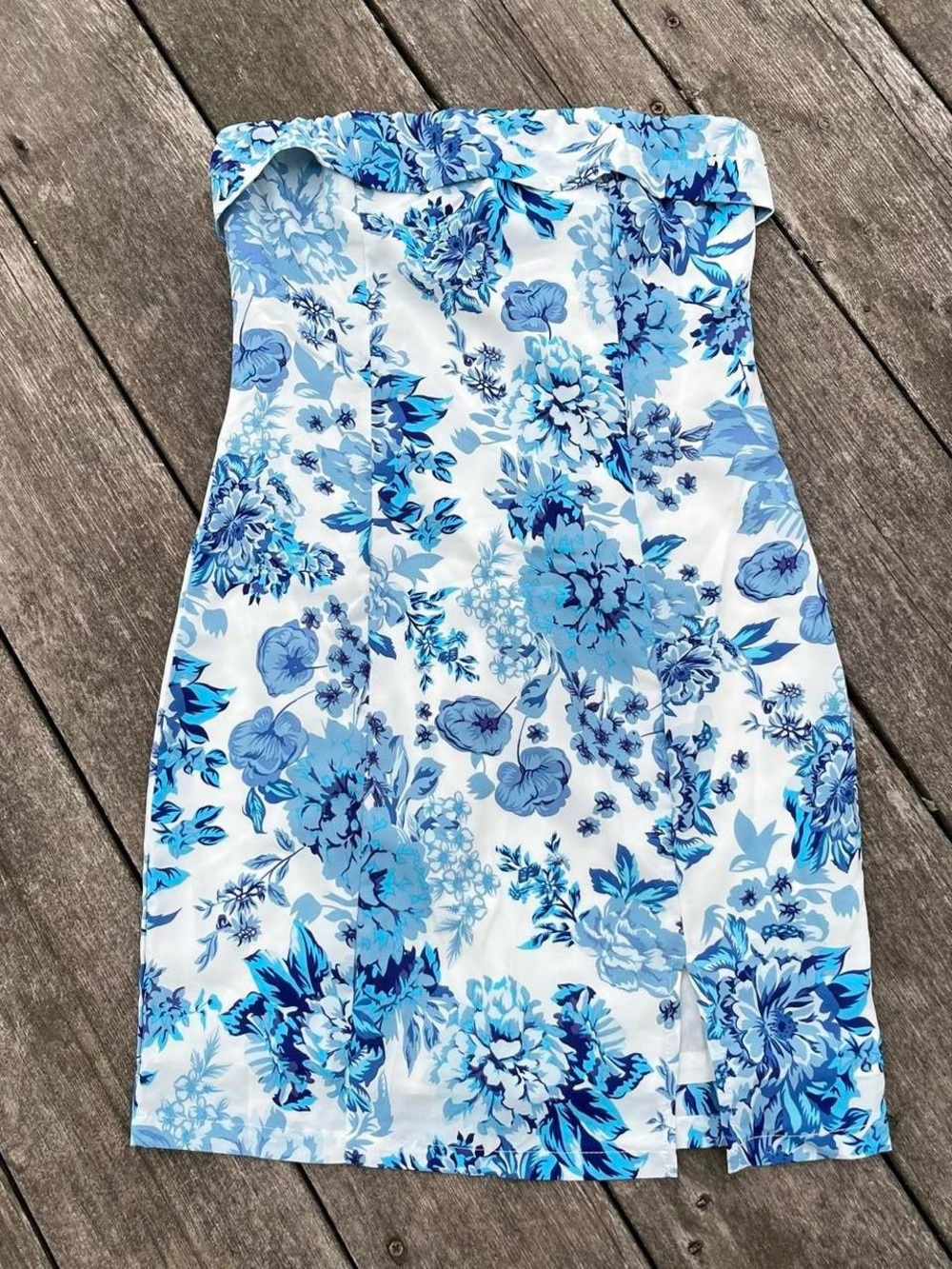 That’s so Fetch blue + white floral strapless mini dress